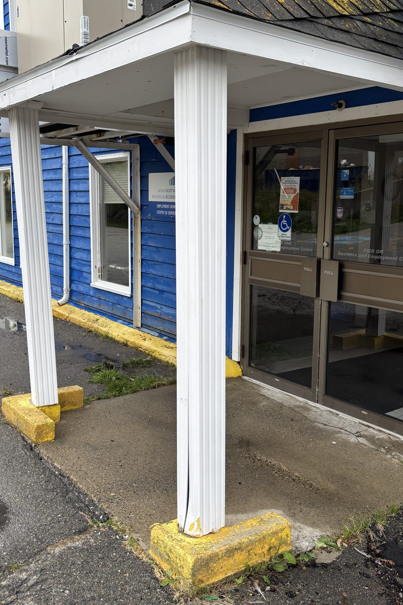 The Pier One entrance after washing, posts white again